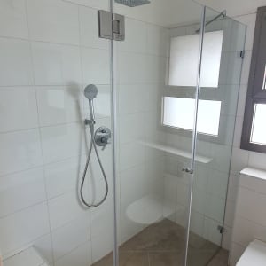 מקלחון זכוכית עם ראש מקלחת מרובע וידית מתכת