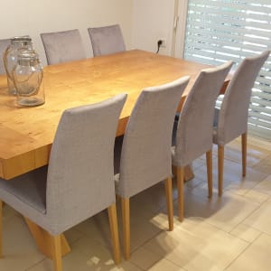 שולחן עץ עם כיסאות מרופדים בצבע אפור