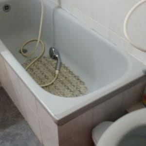 אמבטיה עם ברז ומקלחת יד