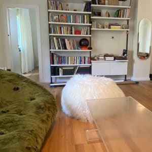 מדף ספרים עם ספרים וחפצים שונים לארגון הבית