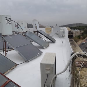 מערכת דודי שמש על גג אטום בלבן