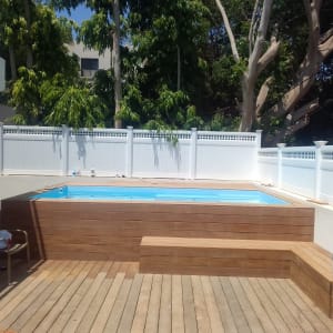 בריכת עץ קטנה עם דק עץ מסביב