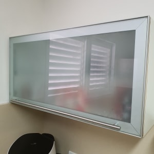 ארון זכוכית עם דלת חלבית ומסגרת מתכת