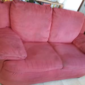 ספה אדומה עם כתמים על הריפוד