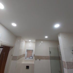 תקרה מגבס עם תאורה שקועה בחדר אמבטיה