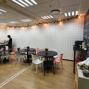 קיר עם טפט עיצובי של תפריט קפה ומשקאות