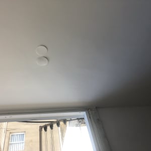 תקרה צבועה בלבן עם שני עיגולים קטנים