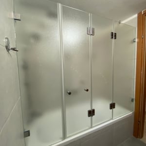 דלתות זכוכית חלבית במקלחת עם ידיות מתכת