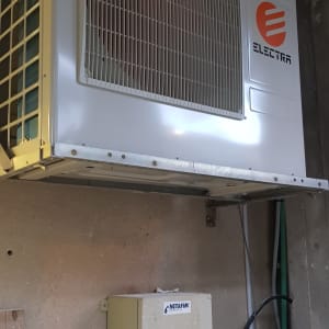 יחידת מיזוג אוויר מותקנת על קיר