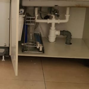 צנרת מתחת לכיור עם מסנן מים