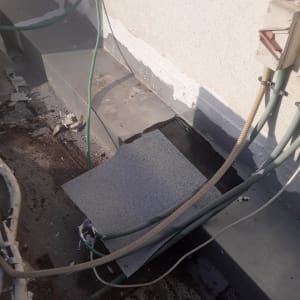 יריעות איטום על גג עם צינורות חשמל