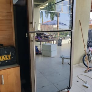 מקרר עם דלתות מראה על גלגלים