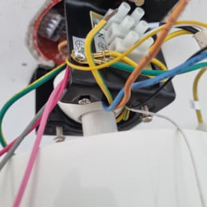 חוטי חשמל צבעוניים מחוברים לקופסת חיבורים