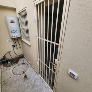 דלת מתכת עם סורגים וחלון עם סורגים