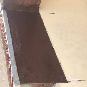 משטח גג צבוע בצבע חום כהה עם מסגרת מתכת