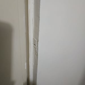 מסגרת דלת עם סימני תיקון בעץ