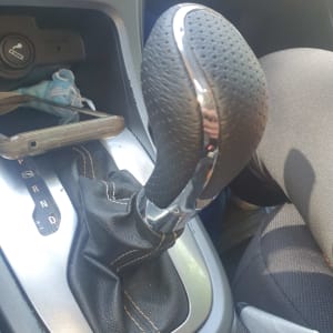 ידית הילוכים ברכב עם כיסוי עור שחור