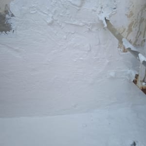 קיר אטום עם חומר לבן ומרית