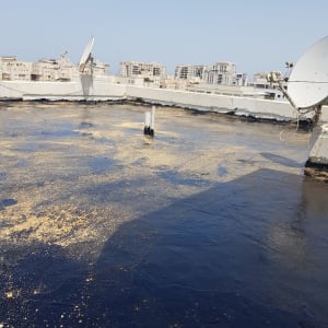 גג אטום בזפת עם ציפוי חול