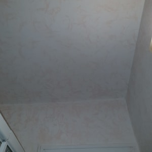 קיר צבוע בטקסטורה דקורטיבית בהירה