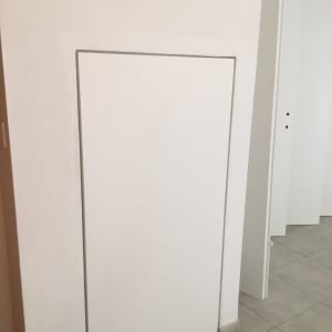 דלת לבנה מותקנת בקיר לבן