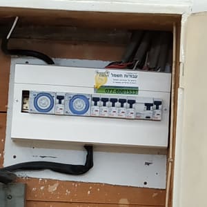 לוח חשמל עם מפסקים וכבלים חשמליים