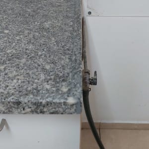 שיש אפור עם כתמים בהירים על ארון מטבח