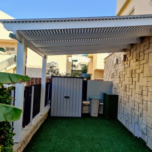 מחסן עץ בגינה עם דשא סינתטי