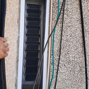 מסגרת אלומיניום סביב חלון צר עם תריסים