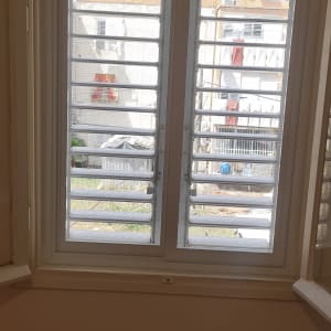 חלון אלומיניום עם תריסים אופקיים