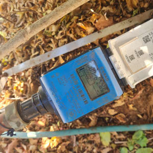 מונה מים כחול עם צינור וחיבורים