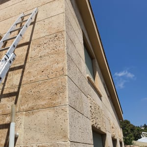 קיר אבן עם סולם מתכת צמוד