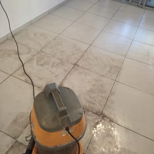 מכונת ניקוי על רצפה רטובה עם סבון