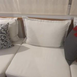 כריות לבנות על ספה, ללא כתמים נראים לעין