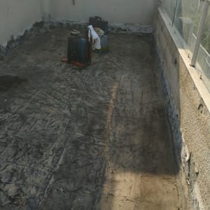 חומרי איטום וכלים על גג מרוצף