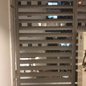 רשת מתכת על חלון למניעת כניסת יונים