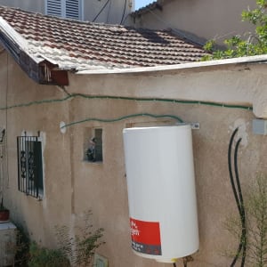 גג רעפים עם חוטי חשמל ירוקים מחוברים