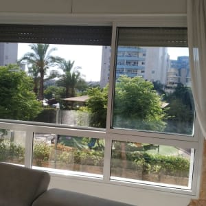 חלון אלומיניום עם מסגרת לבנה ווילונות לבנים