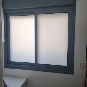 חלון זכוכית עם מסגרת כהה