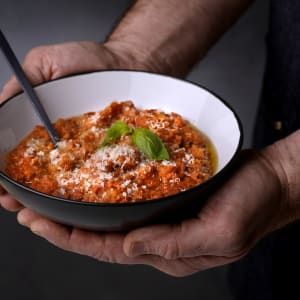 קערה עם מאכל אדום וגבינה מגורדת