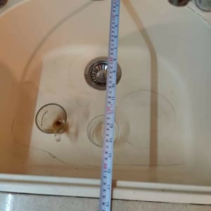 כיור עם סרט מדידה וברז נירוסטה