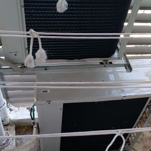 חבלים לבנים קשורים על מזגן חיצוני