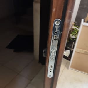 מנעול דלת עם בריחים ומפתח