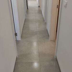 רצפה נקייה ומבריקה במסדרון צר