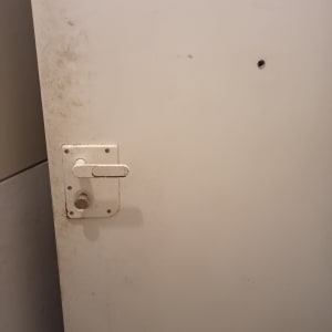 מנעול דלת לבן עם ידית פשוטה