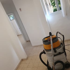 שואב אבק תעשייתי במסדרון עם רצפת אריחים