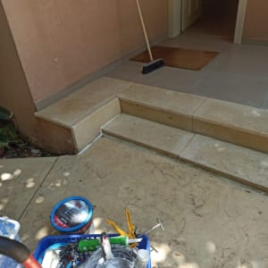 כלי עבודה, דלי עם מברשת, צבע וחומרי תיקון