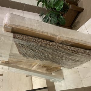 רהיטים עטופים בניילון למעבר דירה