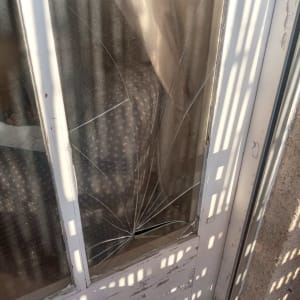 צילום חוץ לדלת המרפסת השבורה