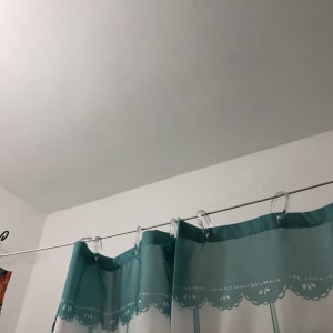 תקרה צבועה בלבן עם וילון תלוי